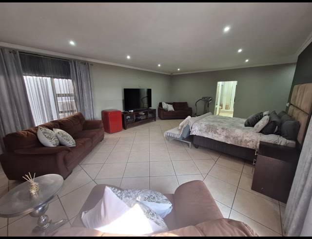 4 BEDROOM TOWNHOUSE FOR SALE IN VANDERBIJLPARK SW 5
